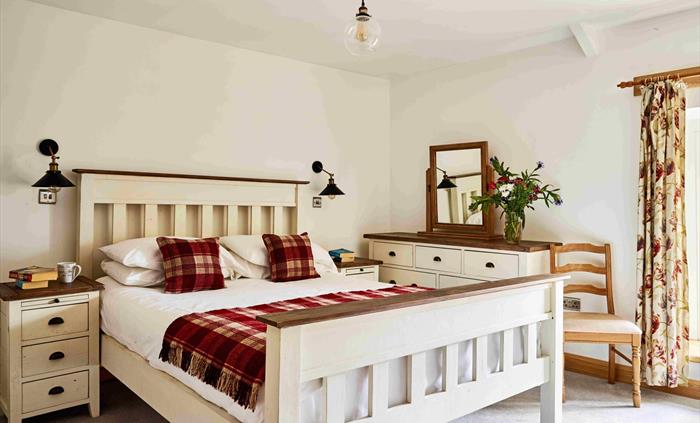 Onnen Fawr Farmhouse King Bedroom and Ensuite